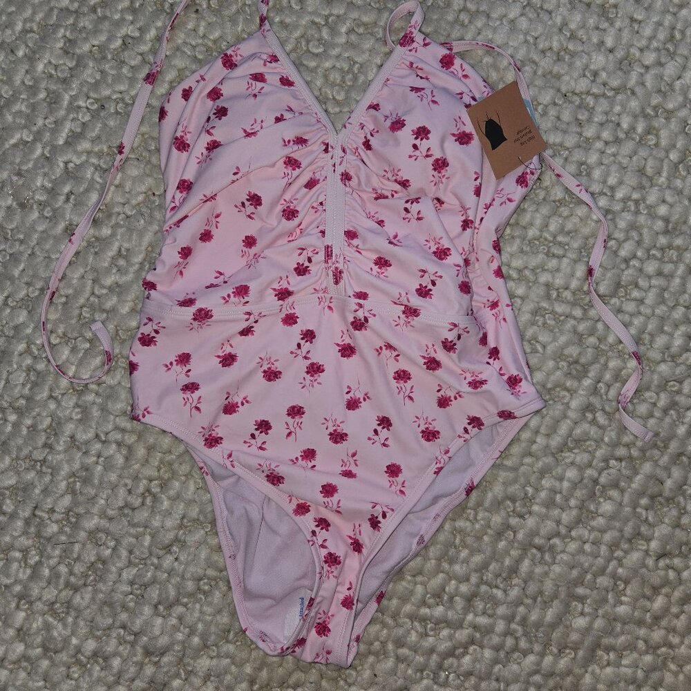 One\nPiece swimsuit with printed flowers , a scrunch back and D size cup